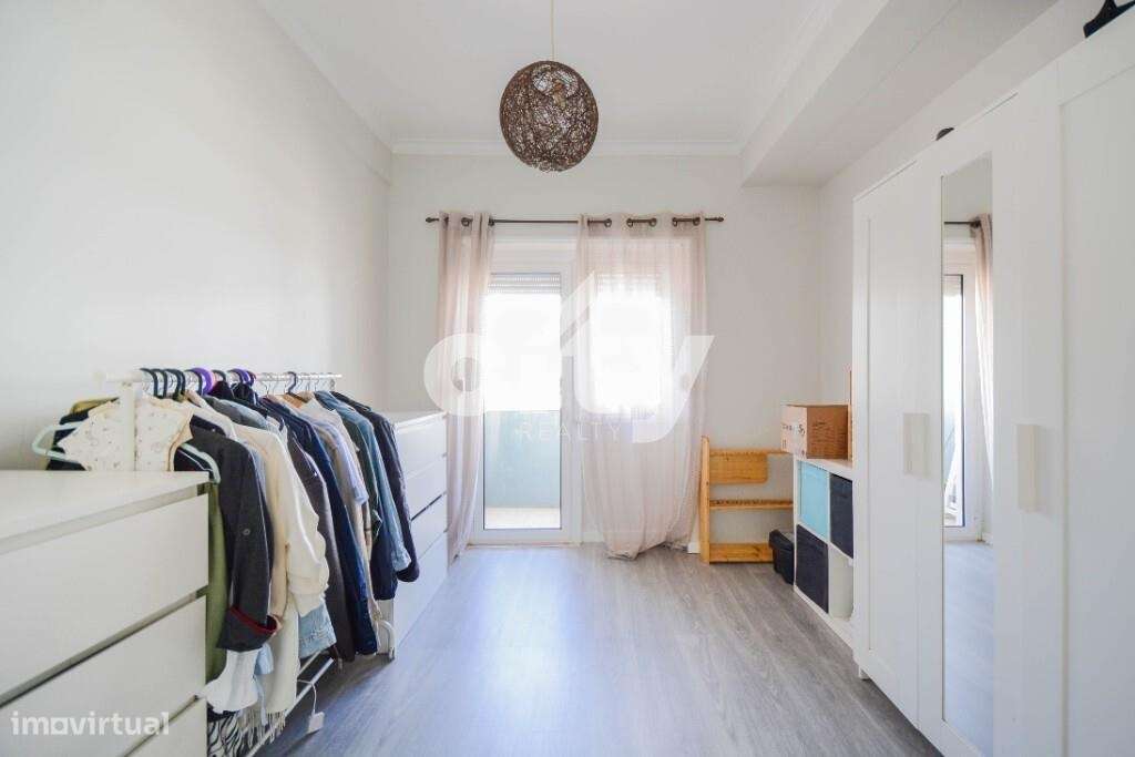 Apartamento T3 localizado em zona central de Massamá junto à Escola Se-23