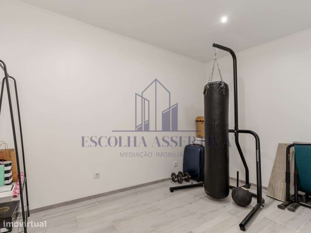 Loja com 95m2 transformada em apartamento T2-9