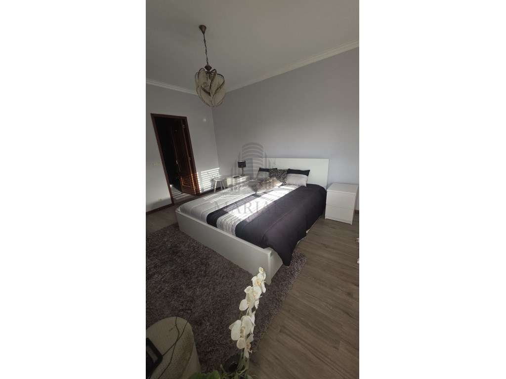 Apartamento T3 no Centro de Canelas - Uma Oportunidade Imperdível!-7