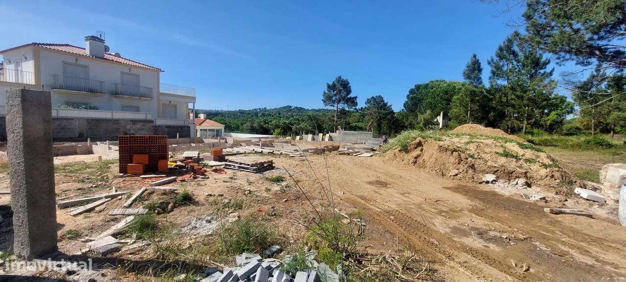 Moradia térrea e isolada, em início de construção, inserida em lote co-15