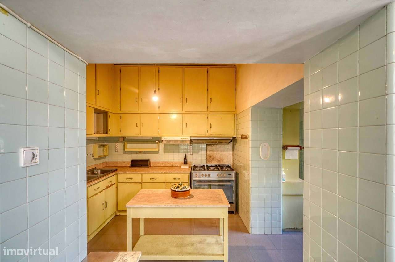 Moradia para recuperar no centro do Estoril, com piscina e vista mar-33