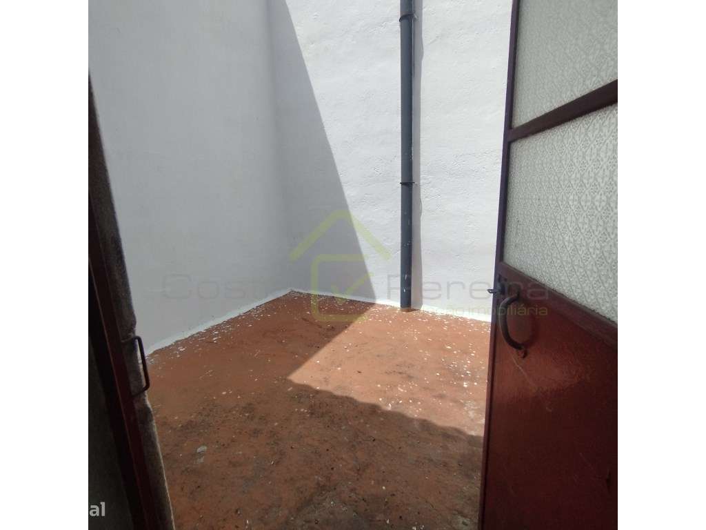 Moradia para renovação no centro de Monte Redondo-14