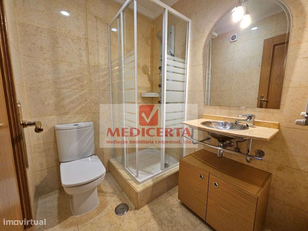 Amadora (Casas do Lago) T4 (2 Parqueamentos + Arrecadação)-20