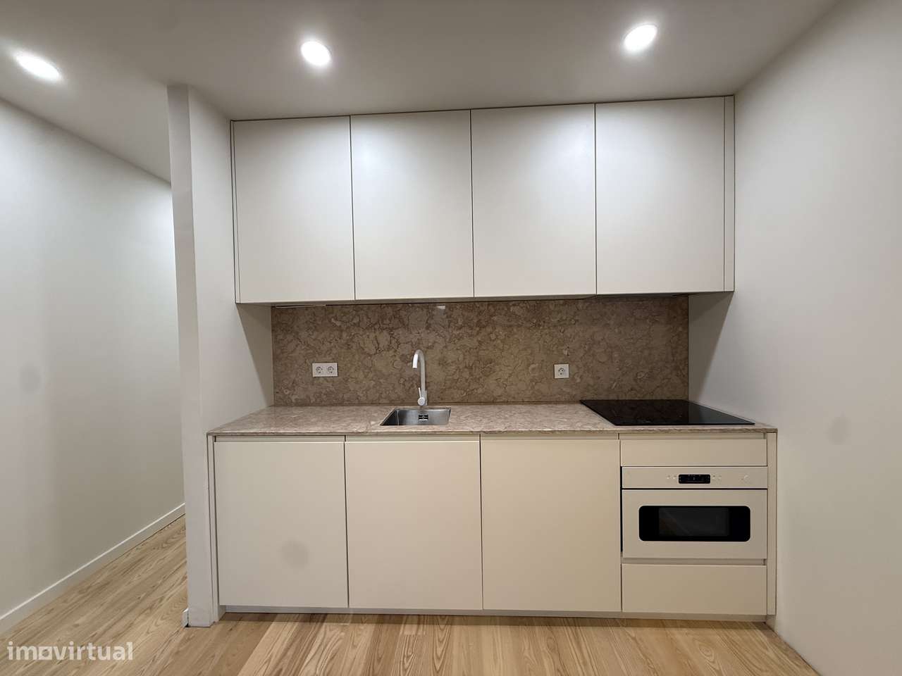 T2 Renovado na Graça | Cozinha equipada | Pátio traseiro | Boa luz - Grande imagem: 5/15