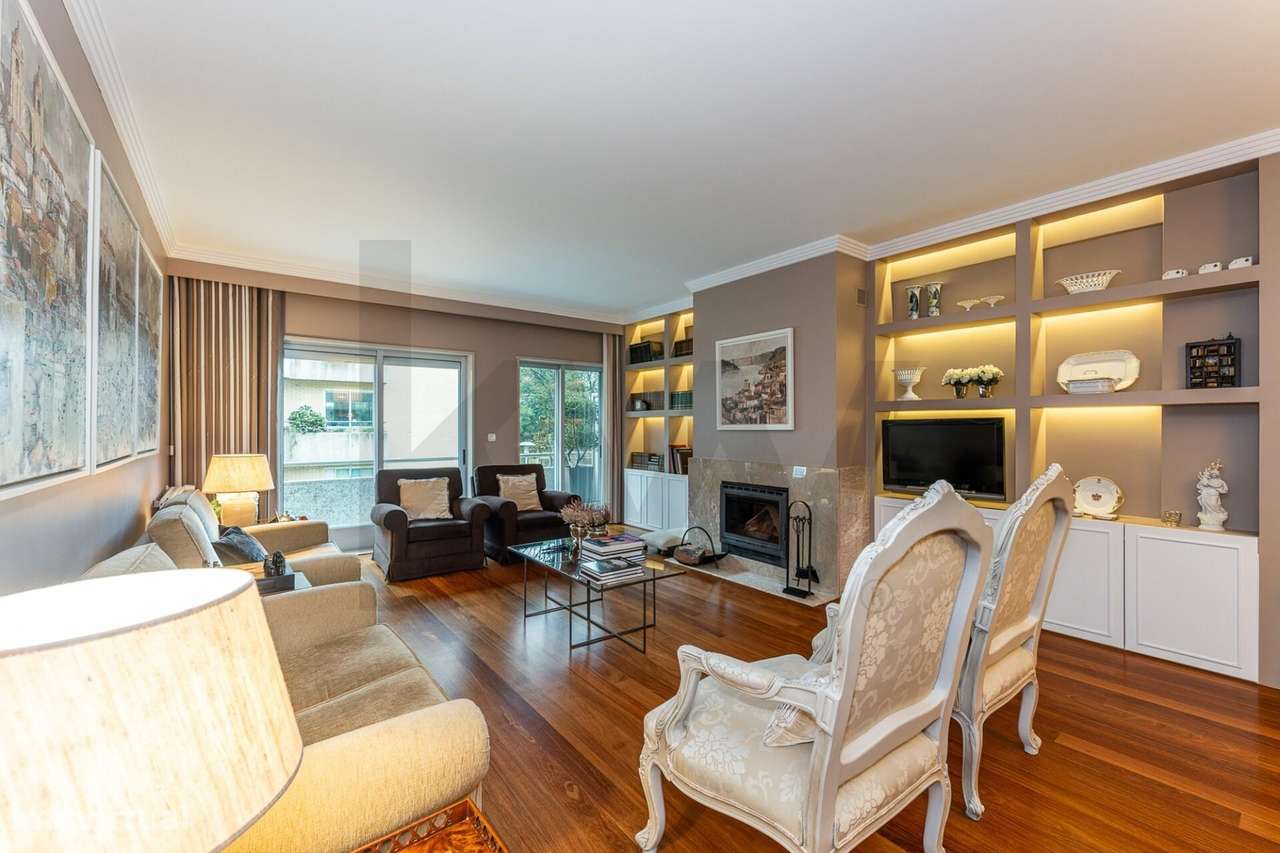 Excelente T5  em Condominio Fechado a Marechal Gomes da Costa, Porto-16