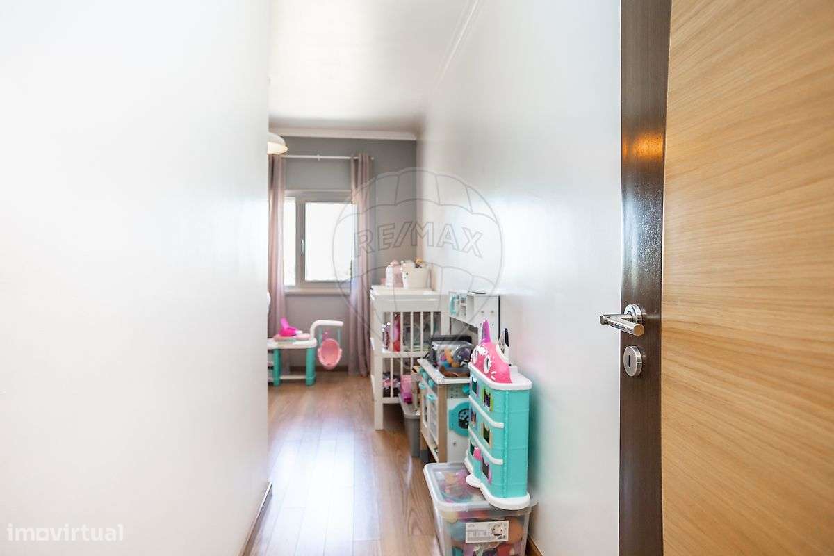 Apartamento T3 com box e varanda para Venda-30