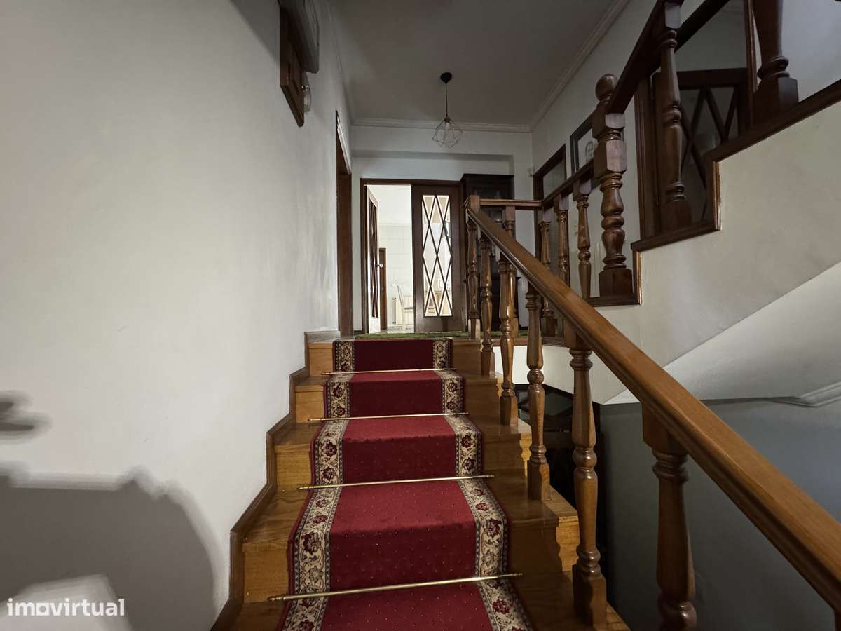 Moradia T4 com jardim e garagem em Braga-11