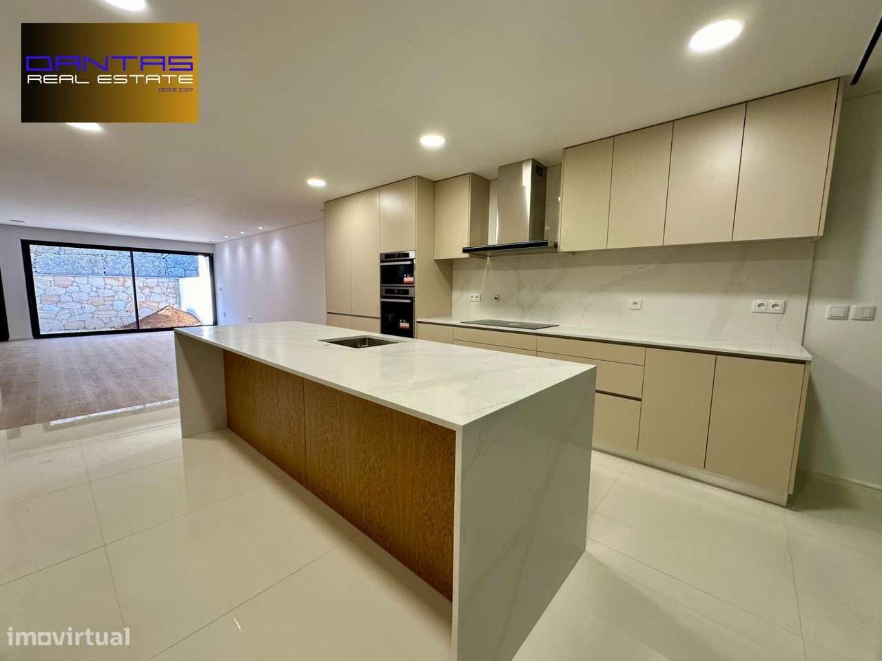 Gaveto T4 já com a estrutura concluída, lote 400m2-25