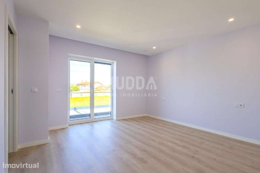 Moradia T4 com Design Contemporâneo e Acabamentos Premium-16