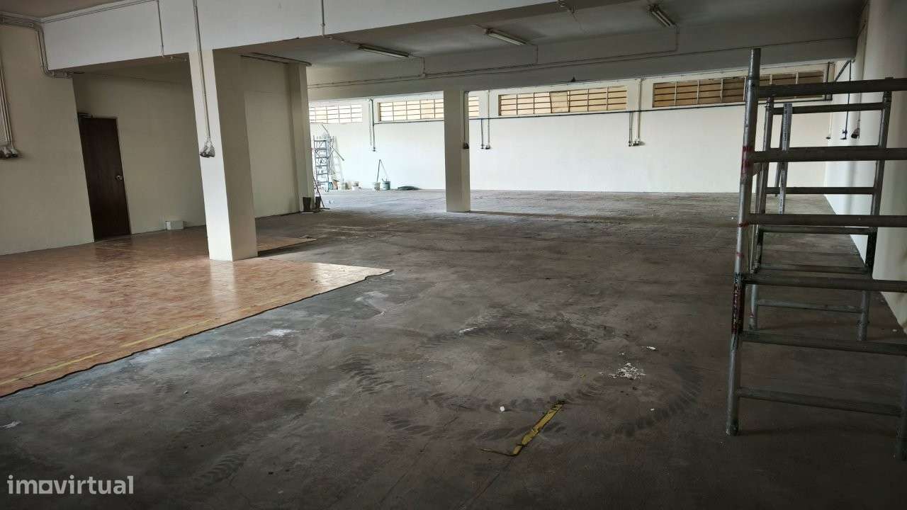 Armazém com 1100m2 área, com logradouro - Serzedo-3