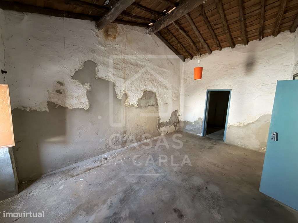 Moradia T1+1 com quintal para remodelação em Vila Ruiva-8