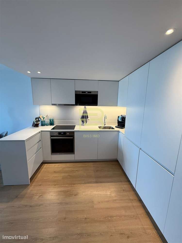 Apartamento T2, com varanda na Rua Pinto Bessa, Porto-1