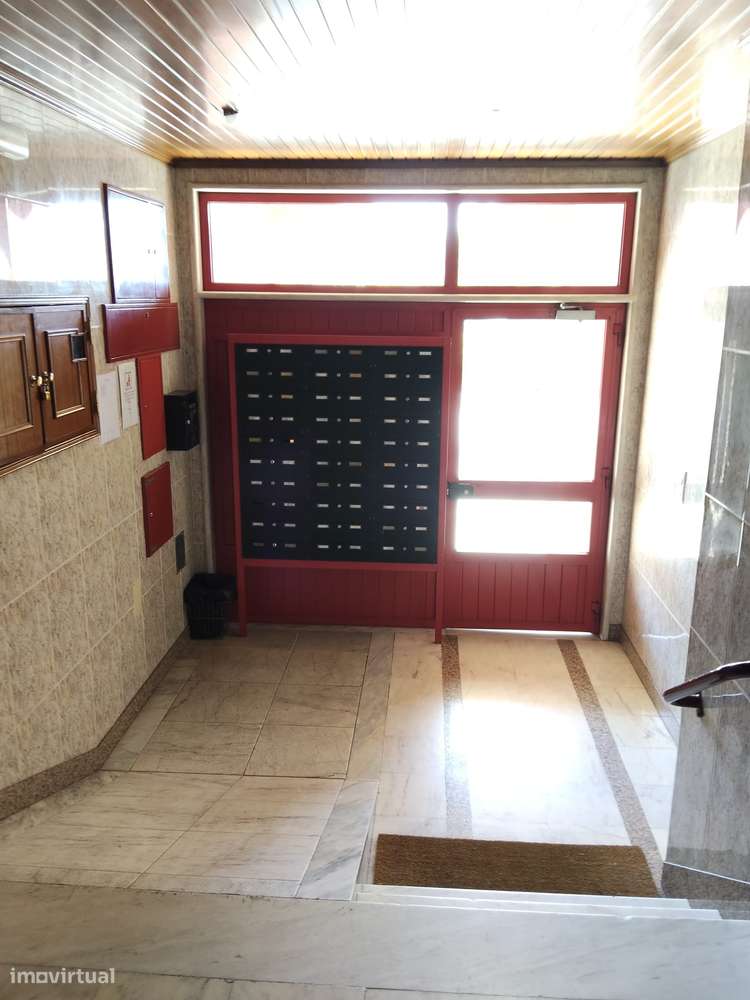 Apartamento T2 com 100m2 em algueirão-17