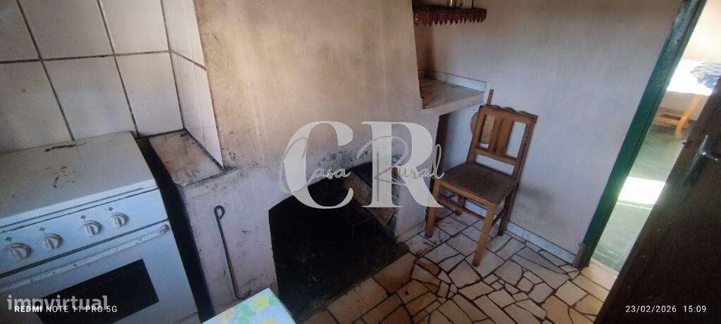 Moradia T3 com vários anexos, terreno e poço-17