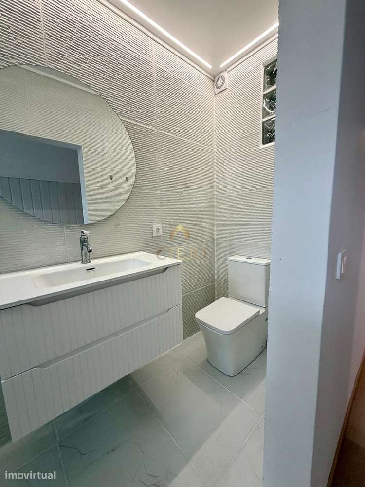 Apartamento T2 Totalmente Remodelado  No Centro da Bobadela-11