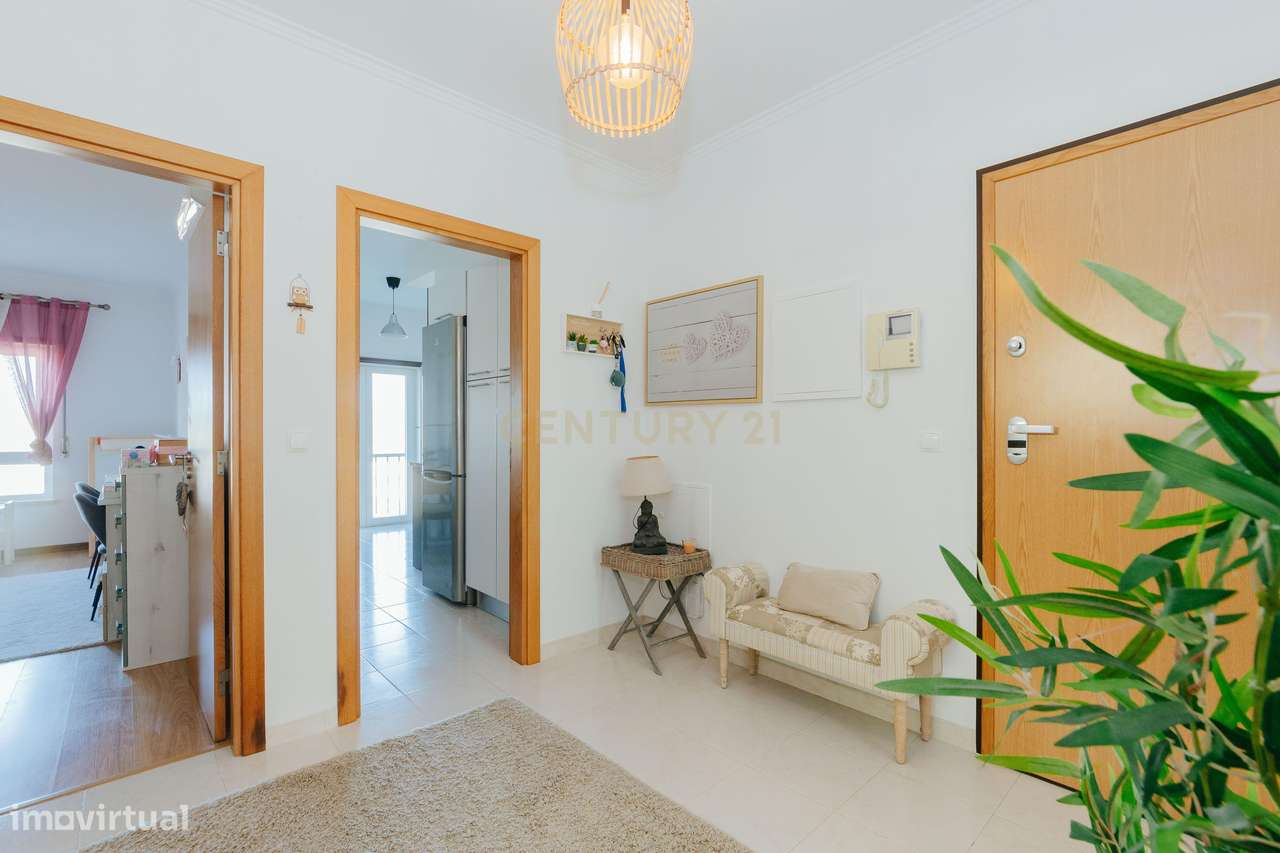 Apartamento T2 com Vista Panorâmica em Localização Privilegiada - Grande imagem: 2/36