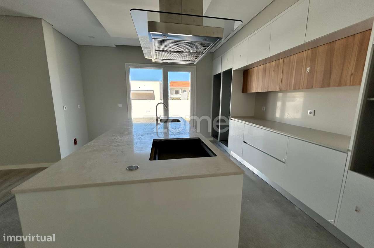 Moradia T4 com piscina, suíte e garagem em Azeitão-7