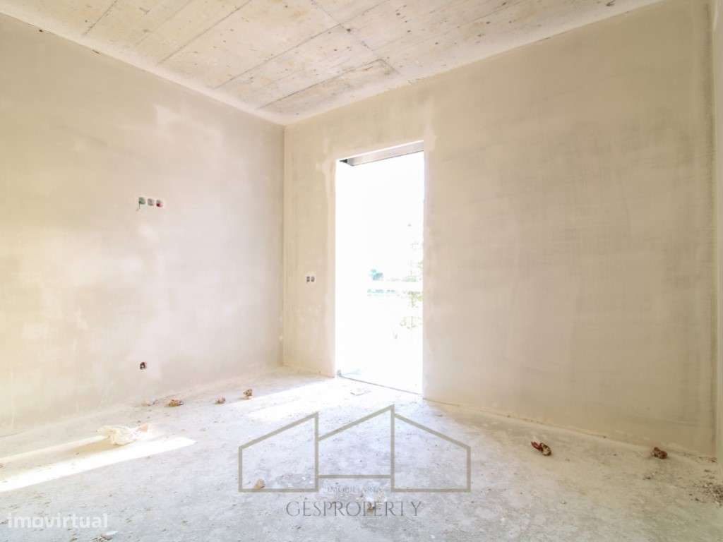 Moradia T4 Geminada com piscina na Sobreda-16