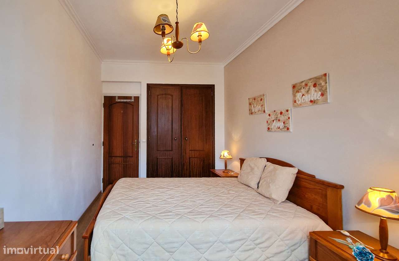 Moradia de 4+1 assolhadas - Muito estimada e pronta a habitar.-12