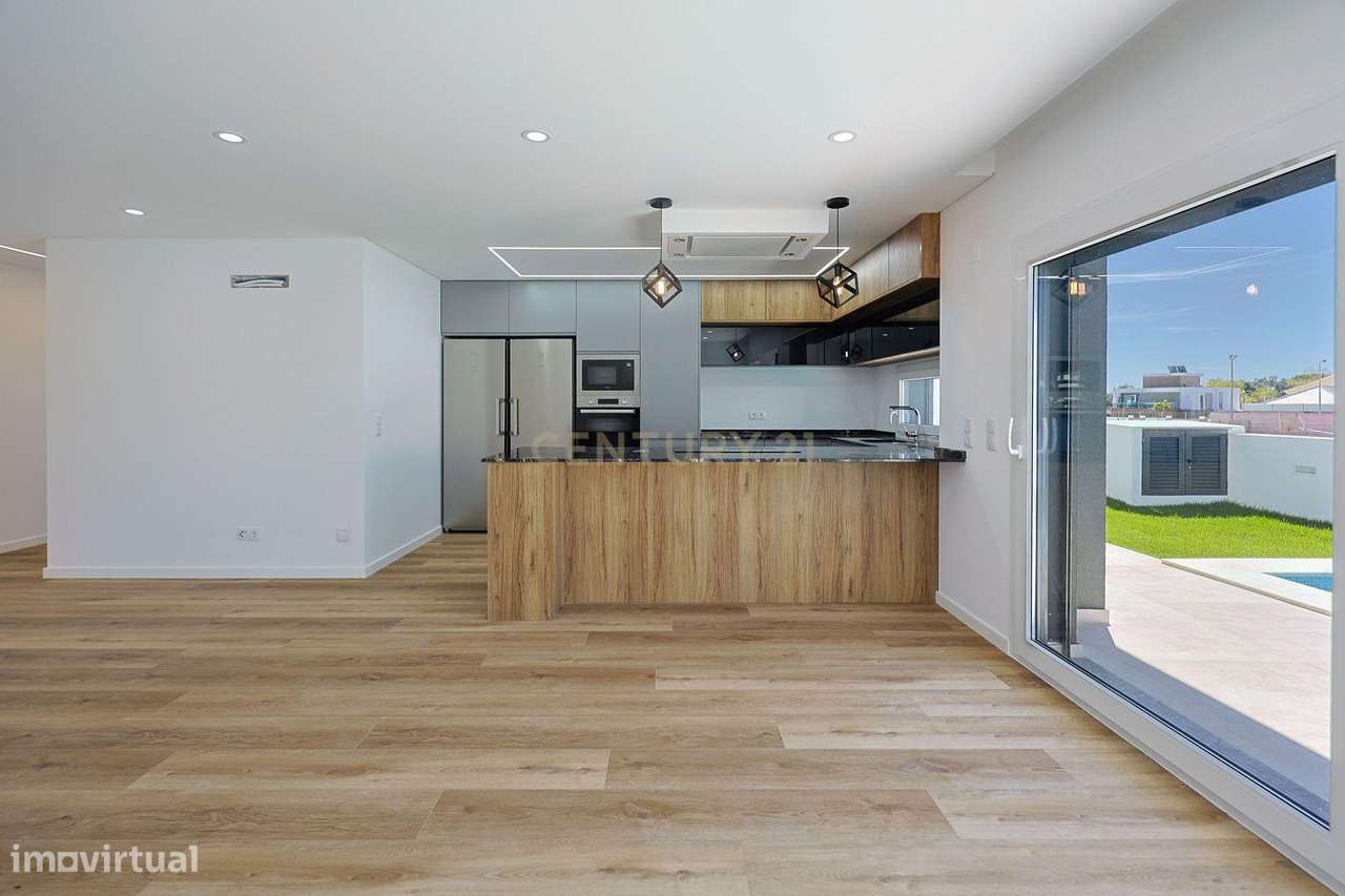 Moradia T4 em Charneca de Caparica, Almada-7