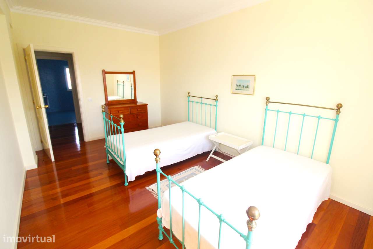 Elegante Moradia T4 Familiar-32