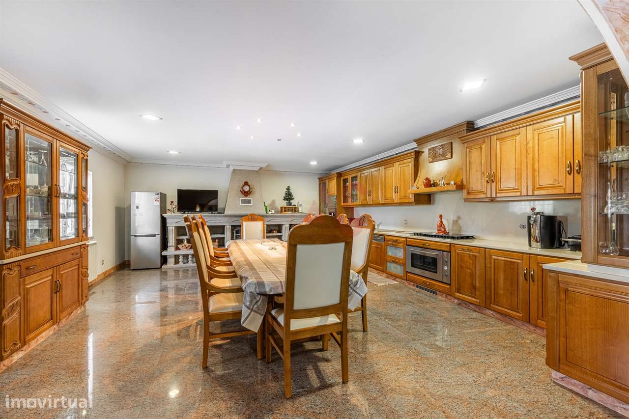 Moradia Exclusiva com 6 Suítes, Jardim e Piscina em Vilar de Ferreiros - Grande imagem: 4/47