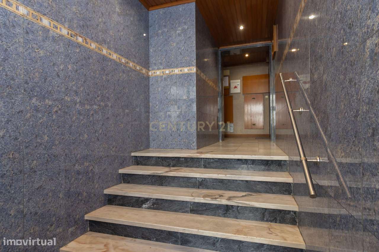 Magnifico T2, no Laranjeiro, perto do Alfeite, construção de 2002, pré - Grande imagem: 4/32