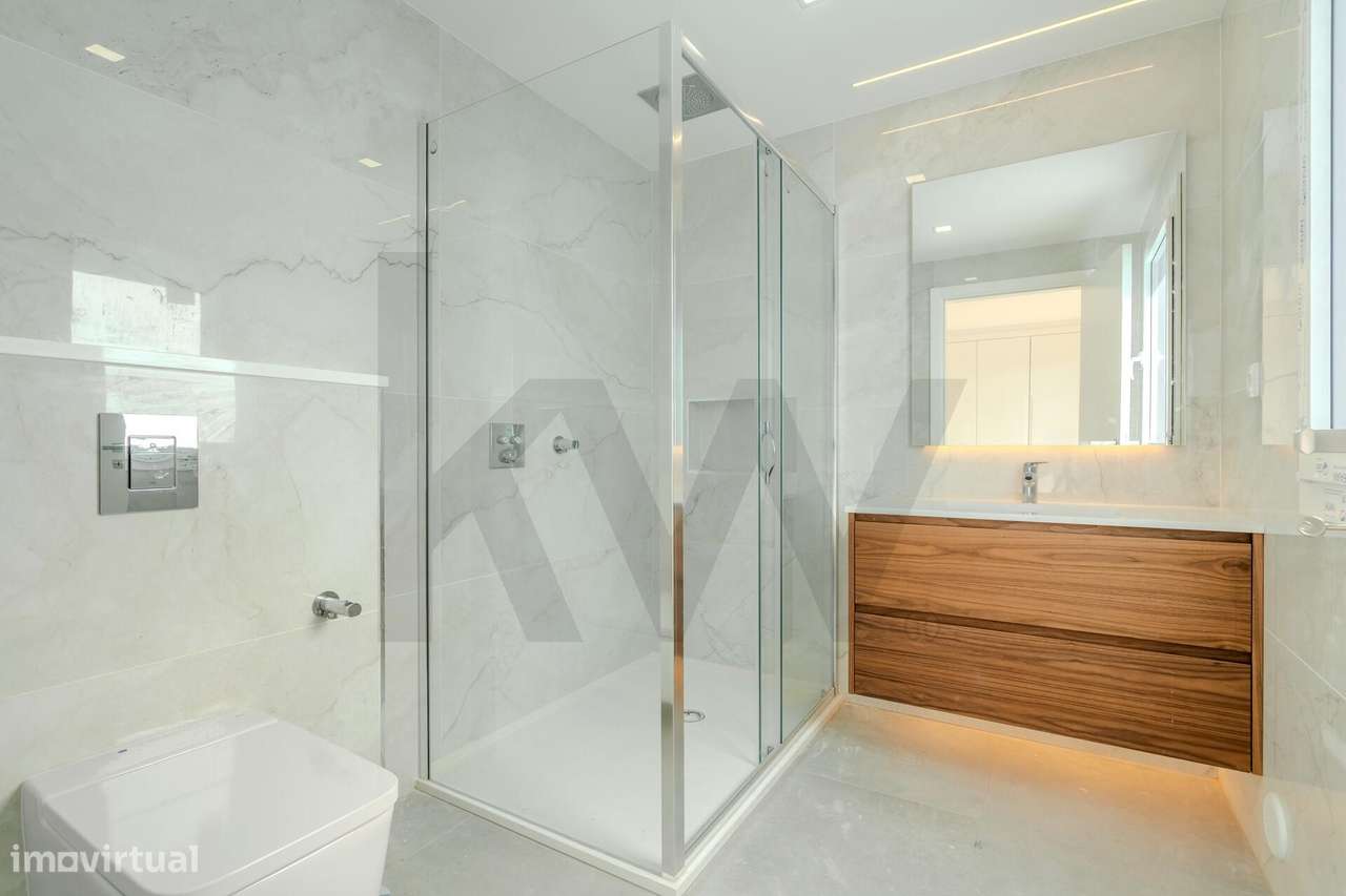 Moradia T4 (+1) em Condomínio Fechado em Cascais com jardim e piscina-31