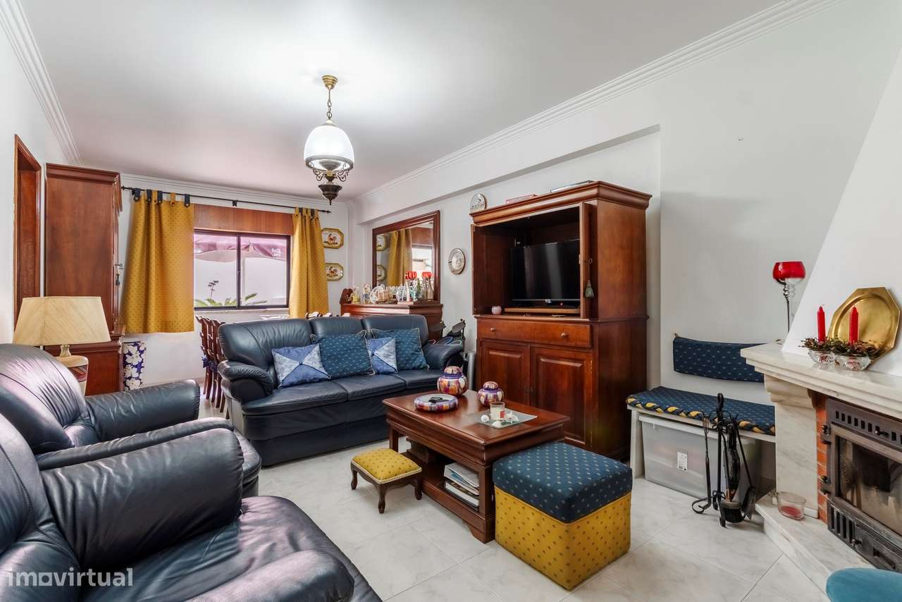 Apartamento T2 c/ 2 Lugares de Estacionamento e Terraço c/ 30m2 em Mem-20