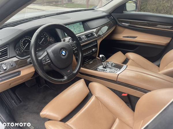 BMW Seria 7 750i xDrive - 15