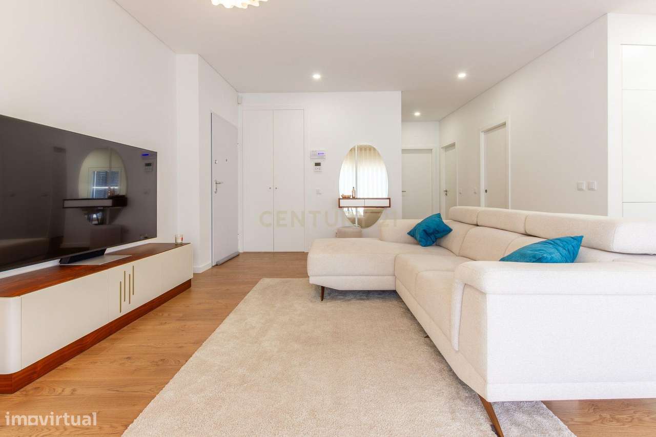 Moderno apartamento T3, com parqueamento e varandas em Santo António d-6