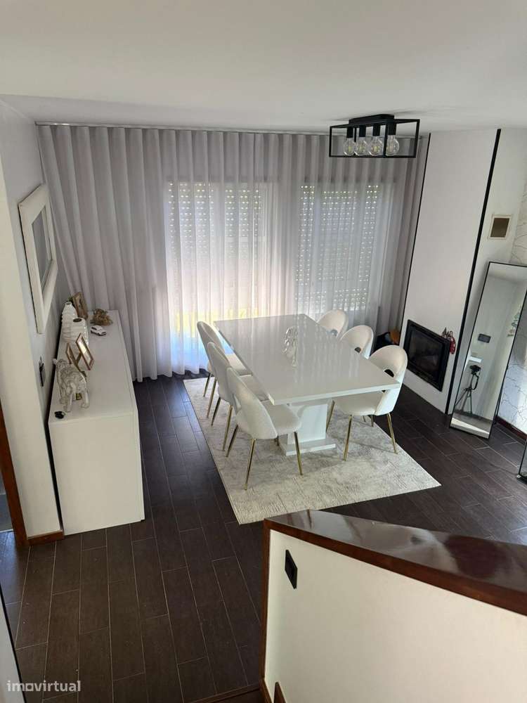 Moradia geminada Bi-Familiar T3 + T1 — Dois espaços...-1