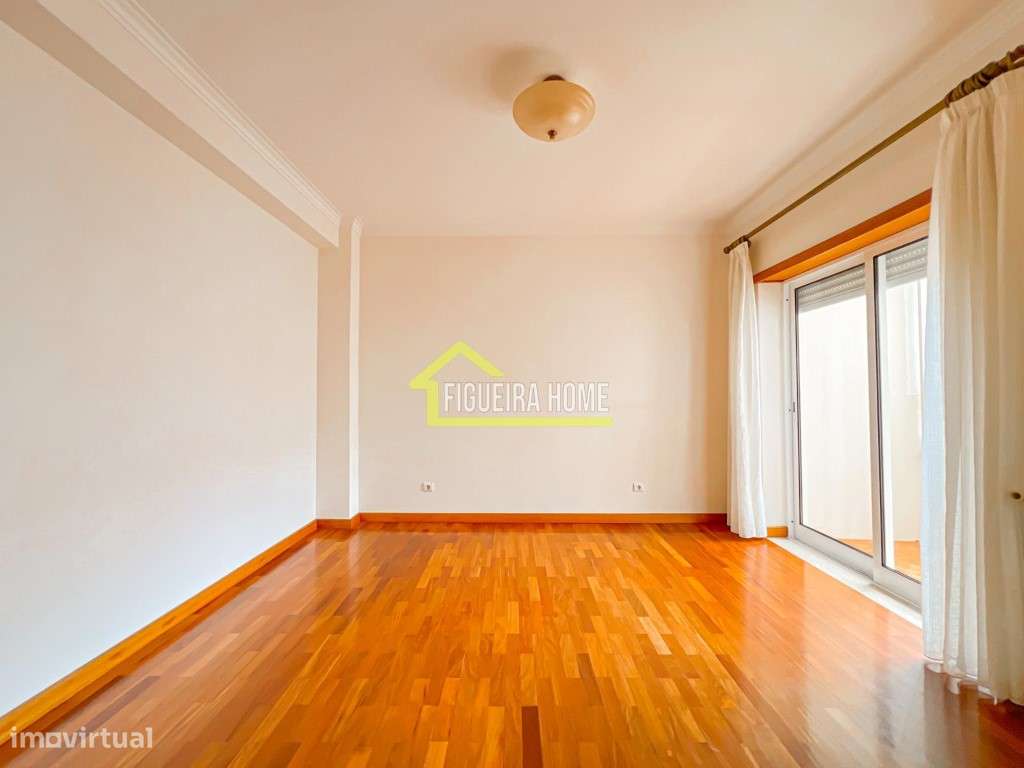 T4 na cidade em excelente estado com garagem-8