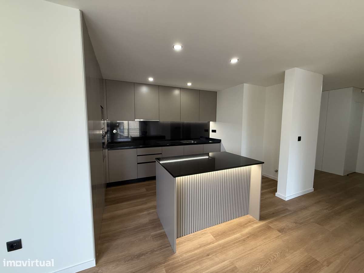 Apartamento T 3  com boas áreas remodelado junto à praia-1