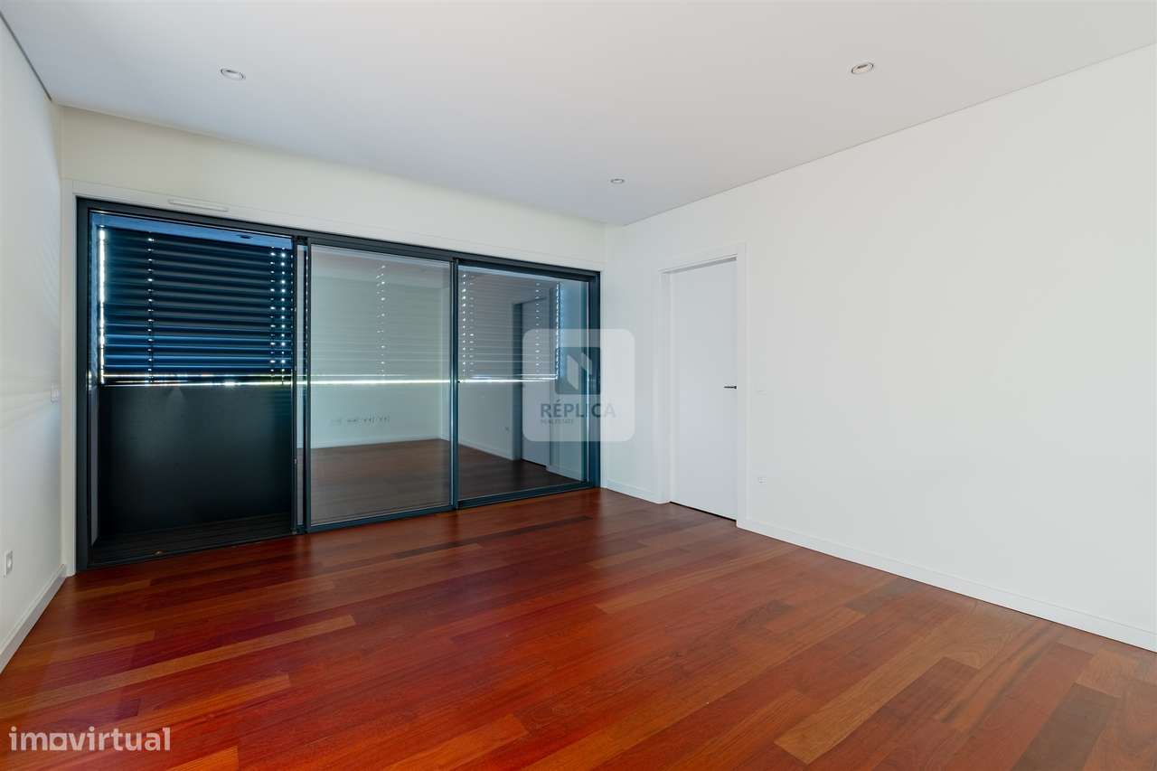 Apartamento T1 com Garagem junto à Praça das Flores - Grande imagem: 3/30