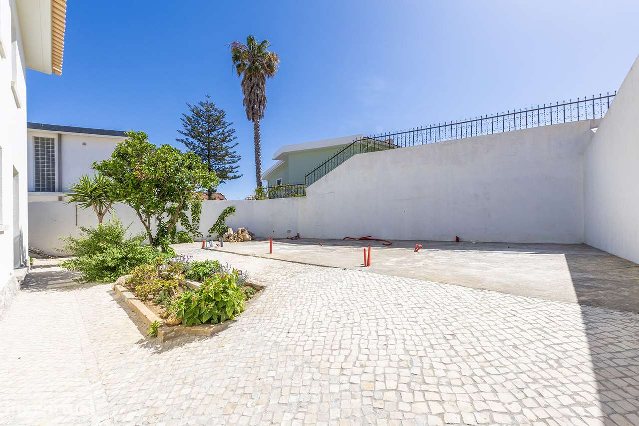Moradia de Charme Reabilitada no centro da Parede com 434m² de Terreno-35