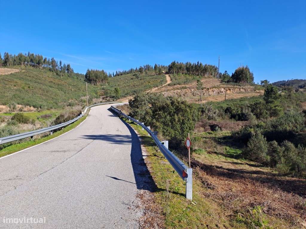 Junto ao ponte da Chaveira - Estrada Municipal 536. Junto à estrada... - Grande imagem: 5/6
