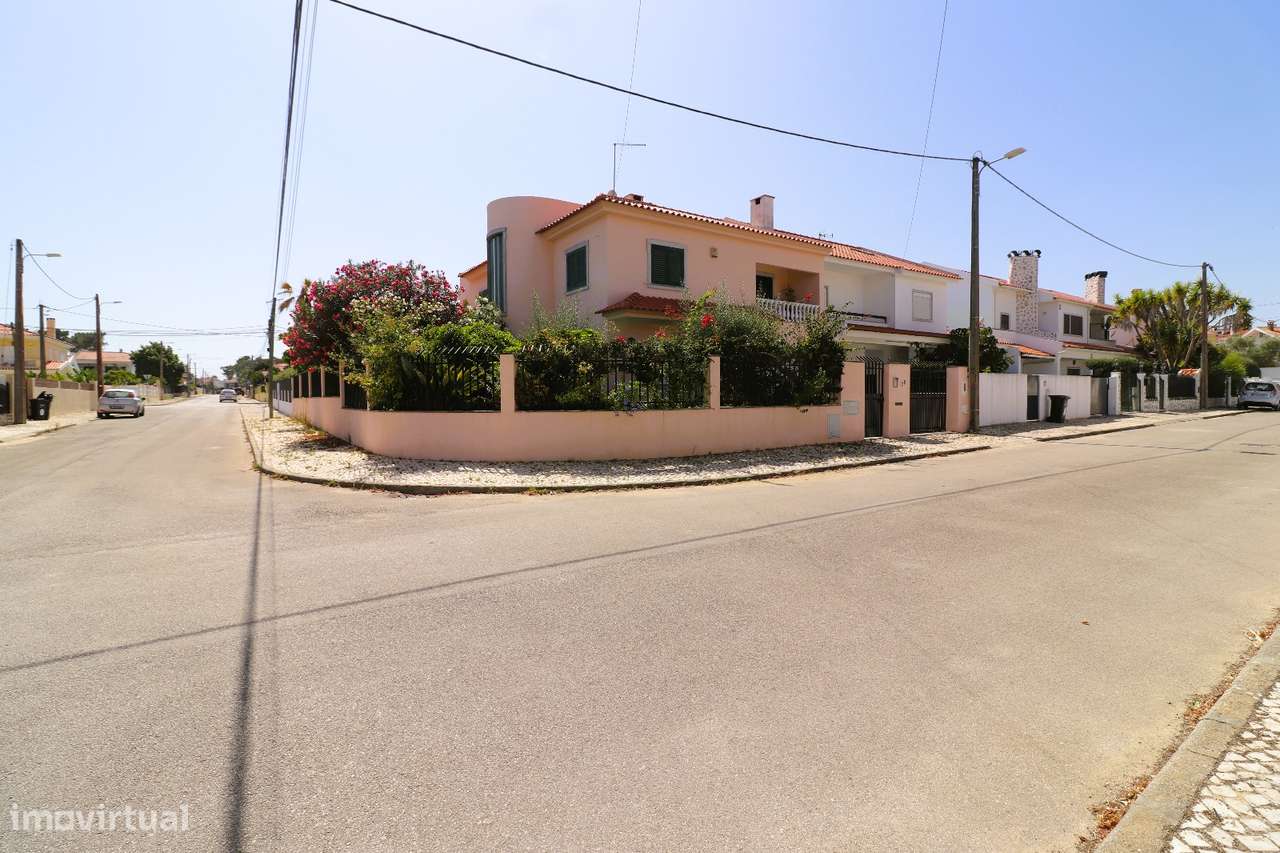 Moradia T4 com Piscina, Cave Ampla-4