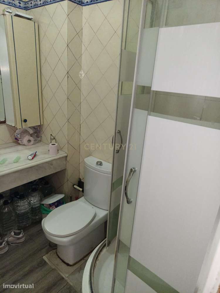 T3 com Sótão Amplo e Potencial para Duplex — Torre da Marinha-12