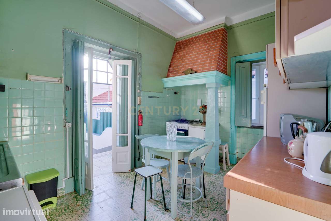 Moradia independente T6, situada no coração da linha de Cascais, junto-11