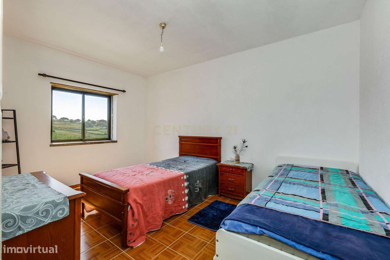 Moradia com Terreno Amplo e Vista Mar na Carvoeira-48