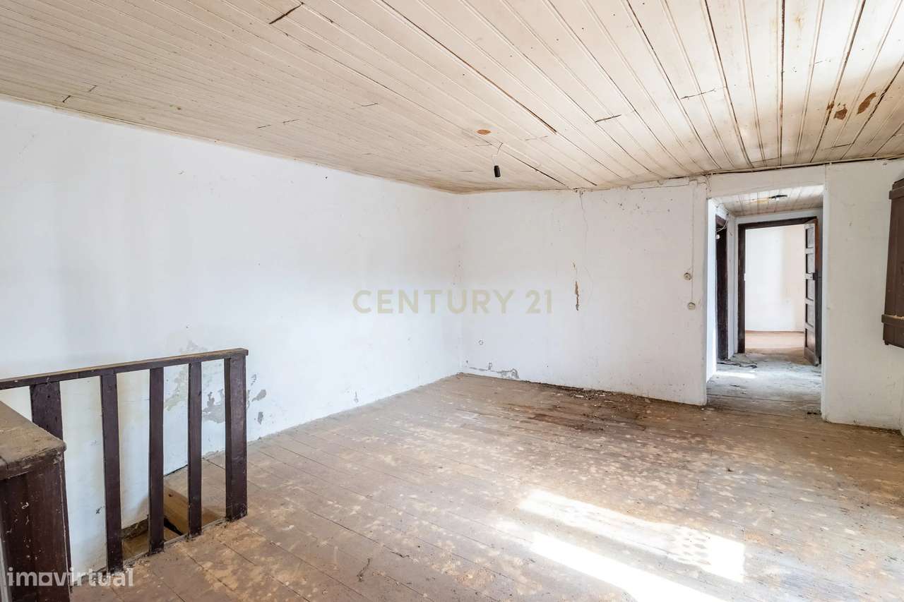 Moradia em ruína, dentro das muralhas em Óbidos-8