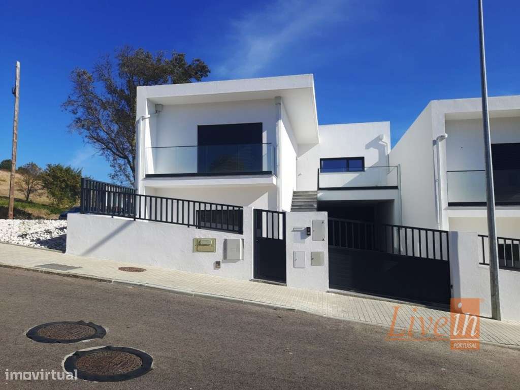 Moradia T3 em Banda Nova a 1500 metros do Centro de Torres Vedras - Grande imagem: 4/51