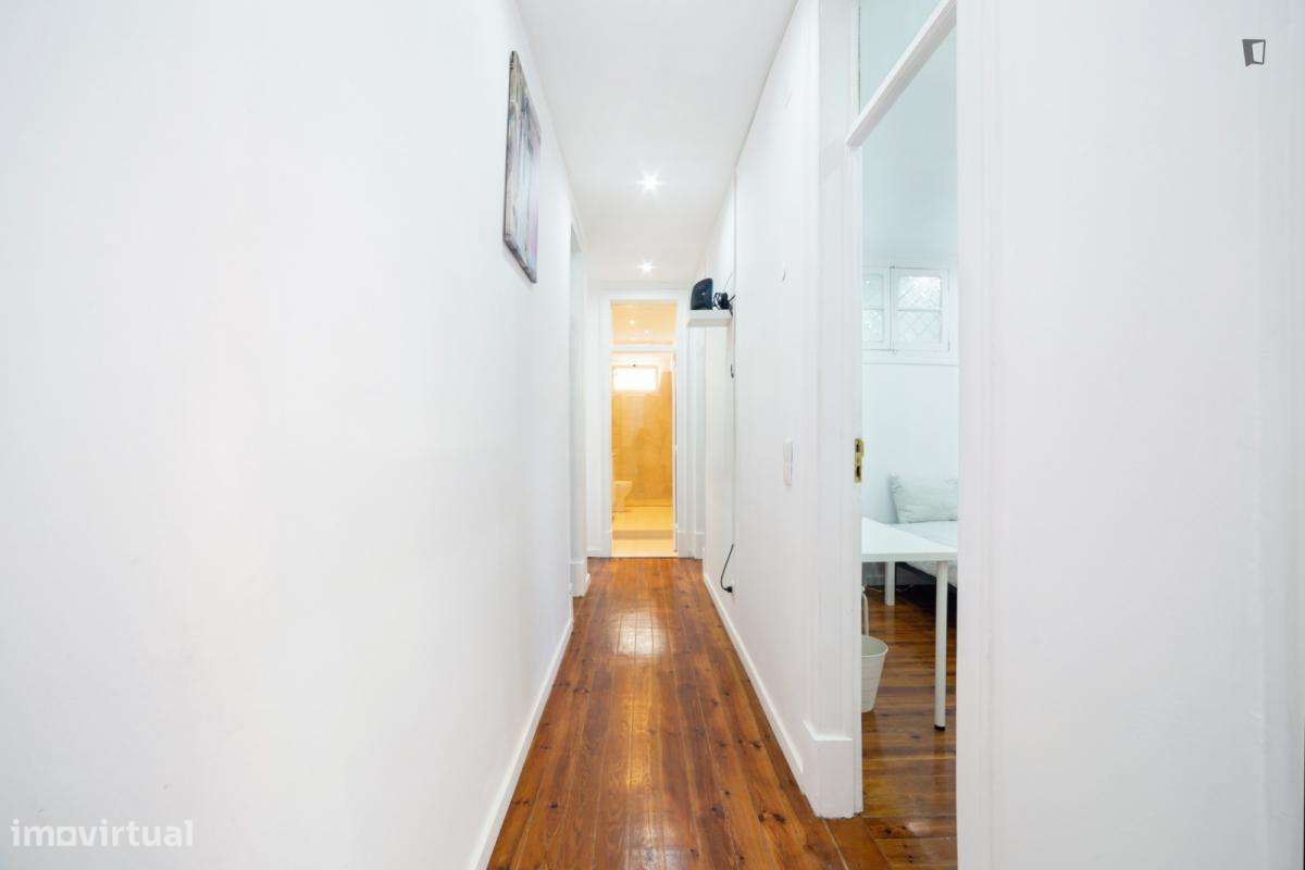 Quarto - localizado em Anjos Lisbon - Grande imagem: 2/8