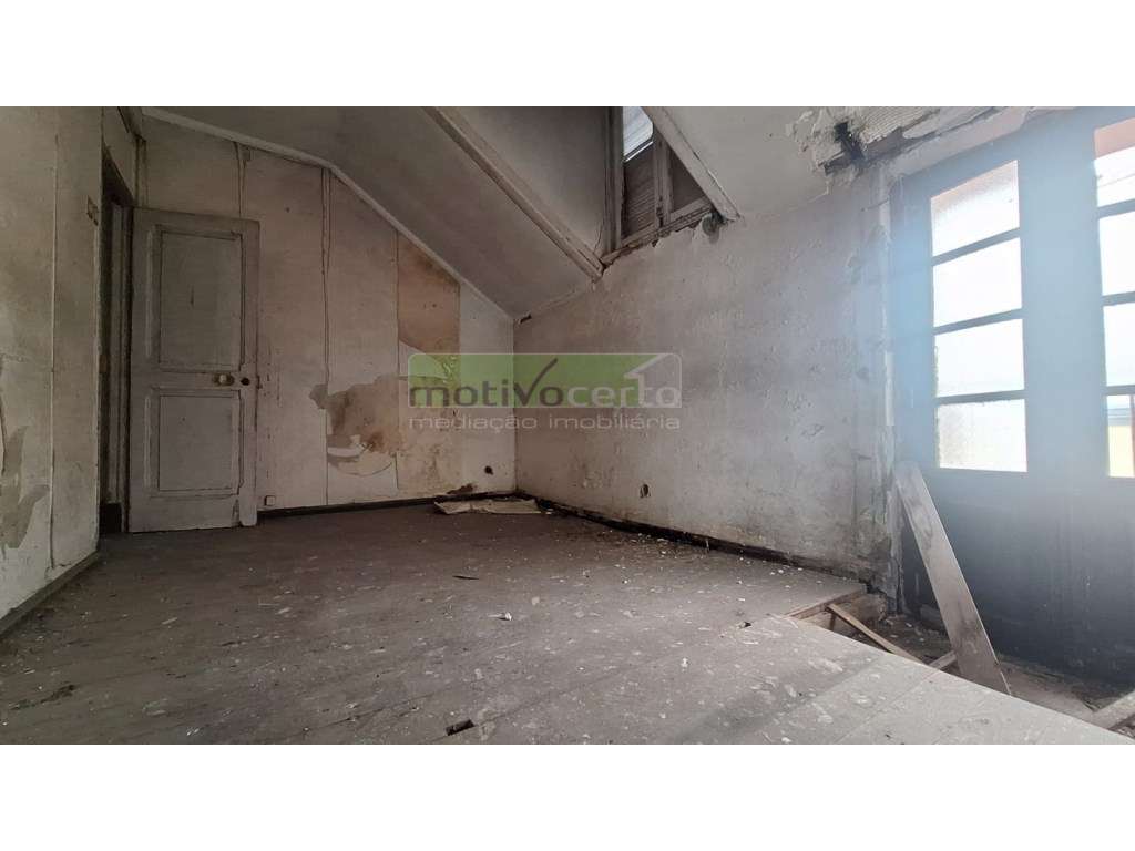 Moradia T2 com 2 Pisos no Coração de Campolide, Lisboa-3