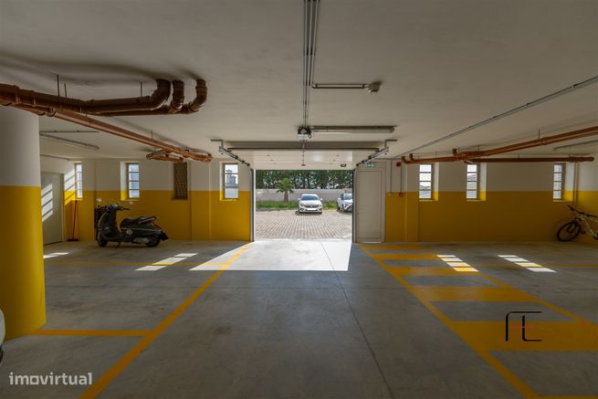 Apartamento T3 como novo, 2 lugares de garagem e 2 arrecadações, Esmor-29