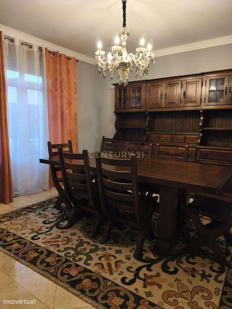 Espaço, Elegância e Localização Privilegiada – Andar de Moradia T5 no-6