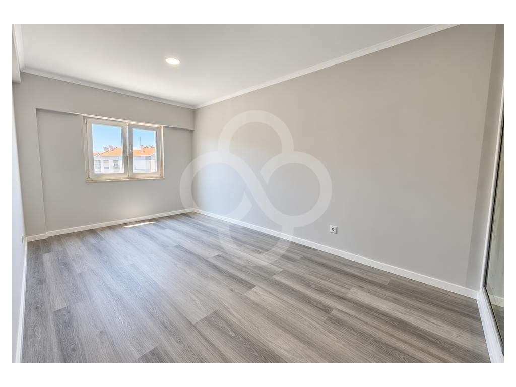 Totalmente remodelado, apartamento T4 com varanda no centro da Amor...-4