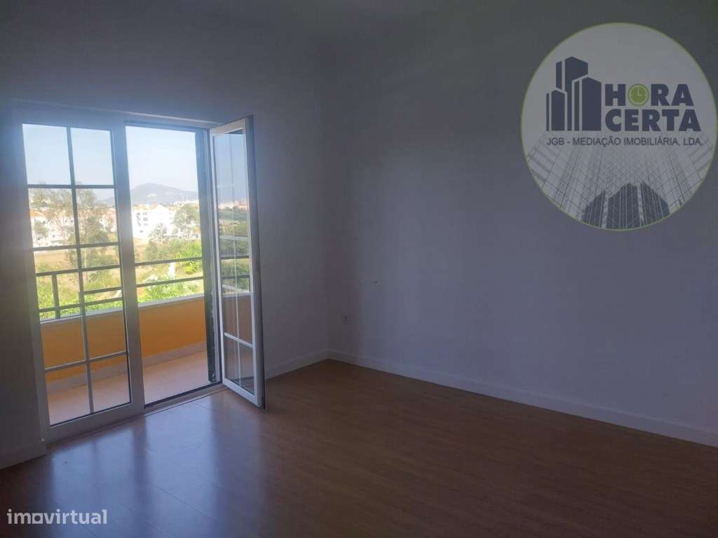 Moradia V4 com piscina em Setúbal!-17