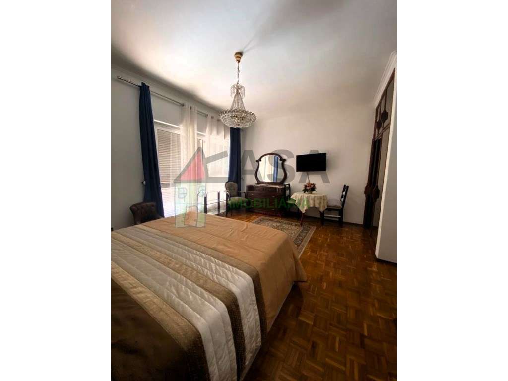 Moradia T15 com Renda Ativa + de €12.000/mês em Famões-32